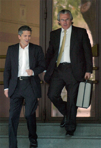 Garzón, a la derecha, sale de la Audiencia junto a Grande-Marlaska.