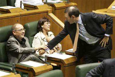 El   lehendakari   saluda al titular de  VIvienda, Javier Madrazo, en un momento de la sesión de ayer.