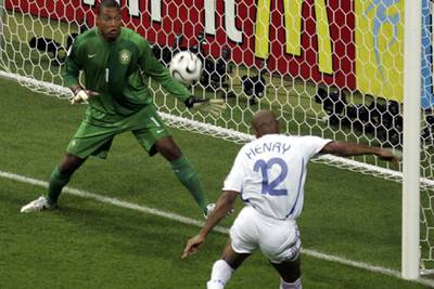 Henry, frente a Dida en el momento en el que remata y marca el gol resolutorio.