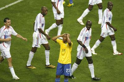 Robinho se lamenta tras un fallo.