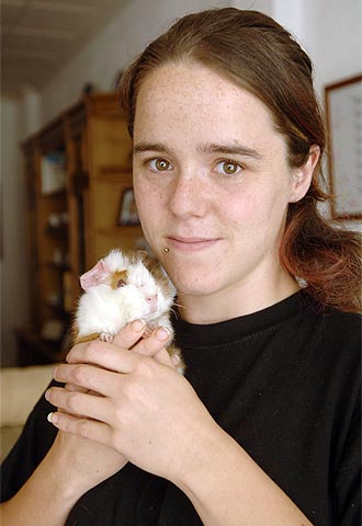 María de los Ángeles, con su mascota   Pedrito   en su casa de Benamaurel.