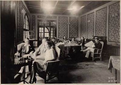 El llamado Círculo de los Belgas, fotografiado en 1925, era el club social que frecuentaban los ejecutivos de la compañía belga UMHK en Lubumbashi. Los hombres leen los diarios  Le Soir  y  Le Journal  de Bruselas.