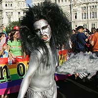 Uno de los asistentes, rodeados de público en la concentración de ayer en Madrid.