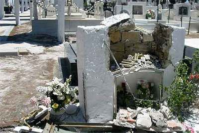 Destrozan tumbas y símbolos en el cementerio de Moriles