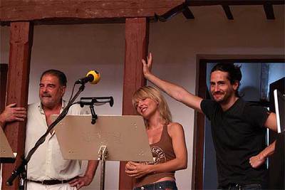 Juan Luis Galiardo (a la izquierda), Cayetana Guillén y Juan Diego Botto, en la lectura de  Fuenteovejuna en el frente, 1936.  