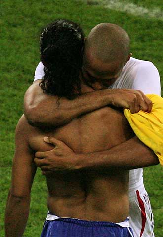 Henry se abraza con Ronaldinho al término del partido del sábado.