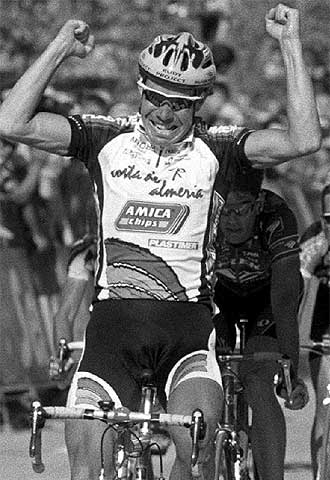 Ekimov celebra el triunfo en una etapa de la Vuelta a España.