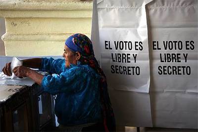 Un mujer vota ayer en un colegio electoral de San Bartolomé Quialana.