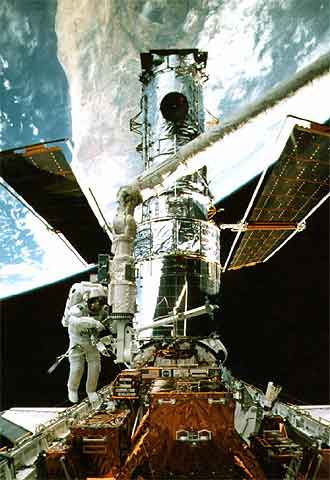 S. Smith revisa el  Hubble  en 1997. Al fondo, la Tierra.
