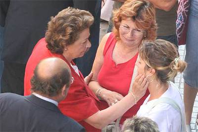 La alcaldesa de Valencia, Rita Barberá, consuela a familiares de víctimas.