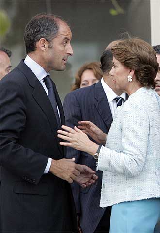 La ministra de Fomento, Magdalena Álvarez, conversa con el presidente valenciano, Francisco Camps, a la puerta del Instituto Anatómico Forense.