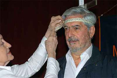 A Vargas Llosa le toman medidas
