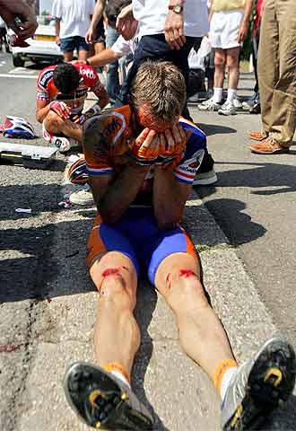 Erik Dekker, que perdió varios dientes al caer sobre el asfalto y hubo de abandonar.