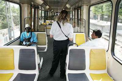 Los trenes de la línea 1 del metro de Valencia viajaban ayer sin apenas pasajeros.
