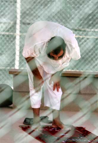 Un preso reza en la base de Guantánamo en junio pasado.