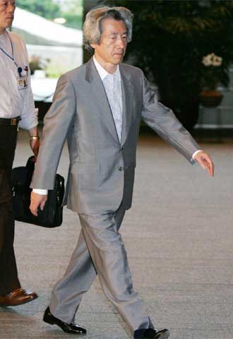 Koizumi llega a su oficina tras enterarse de las pruebas norcoreanas