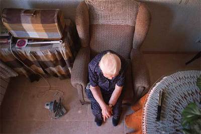 Una anciana que vive sola, en su vivienda en Madrid.