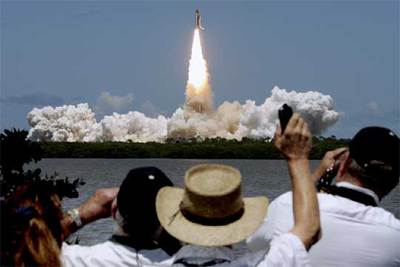 Un grupo de espectadores observa el despegue del  Discovery  en Cabo Cañaveral.
