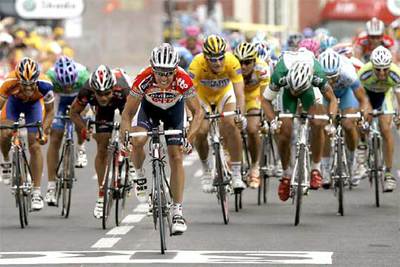 McEwen se impone en el  sprint  a Gálvez, de negro a su derecha, y a Freire, que intentó remontar por el exterior.