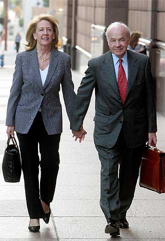 Kenneth Lay acude con su mujer a la Corte Federal para ser juzgado el 23 de mayo.