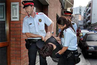 Dos policías trasladan a Remedios S. a su domicilio de Barcelona.