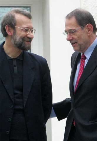 El máximo negociador iraní, Alí Larijani (izquierda), conversa con el alto representante europeo de Política Exterior, Javier Solana, tras una reciente reunión en Viena.