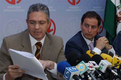 Los ex ediles del PA de Marbella, Pedro Pérez y Carlos Fernández, en una foto de archivo en la sede.