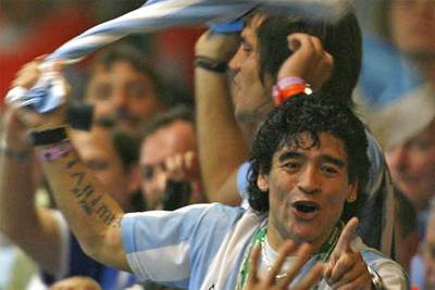 Maradona celebra la victoria de Argentina el  pasado 24 de junio en el Mundial.