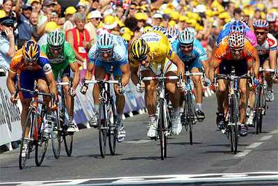 Freire, a la izquierda, se impone a Boonen (cuarto por la izquierda) e Isasi, a la derecha.