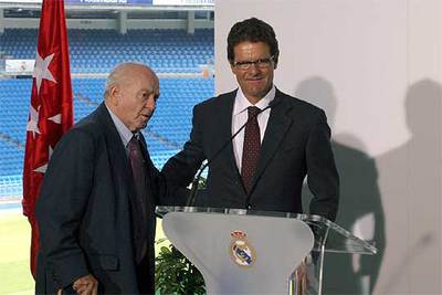 Alfredo di Stéfano, con Fabio Capello durante su presentación como nuevo técnico.