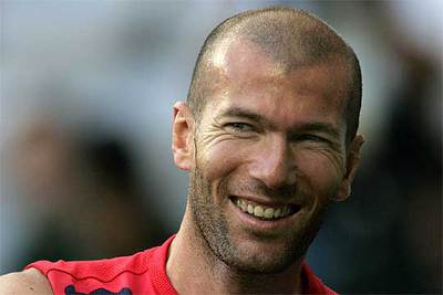 Zidane sonríe durante un entrenamiento de la selección francesa.