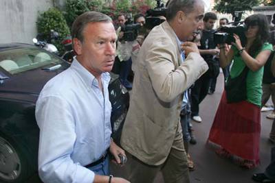 Clemente y su representante, Miguel Santos, ayer a su llegada a la sede del Athletic.