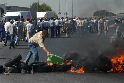 Los trabajadores de Izar en Sevilla continúan con sus acciones para protestar por la situación de los astilleros.