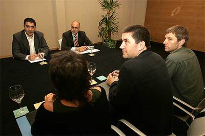 Los socialistas Patxi López y Rodolfo Ares frente a los representantes de Batasuna Olatz Dañobeitia, Arnaldo Otegi y Rufino Etxeberria.