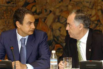 José Luis Rodríguez Zapatero (izquierda) conversa con el presidente de la FEMP, Heliodoro Gallego, en La Moncloa.