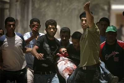 Palestinos trasladan a un hombre herido grave en el pueblo de Abasan, al sur de la franja de Gaza, durante un ataque israelí.