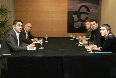 Patxi López, Rodolfo Ares, Rufino Etxeberria, Arnaldo Otegi y Olatz Dañobeitia, durante la reunión celebrada ayer en San Sebastián.