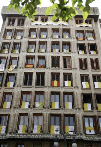 Edificio del centro de Valencia engalanado con banderas.