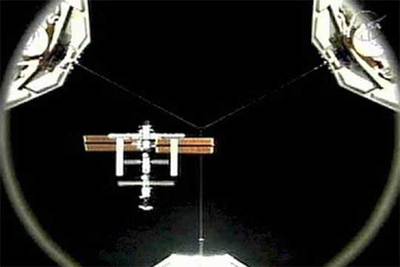La Estación Espacial Internacional vista desde el  Discovery  durante la maniobra de aproximación de la nave.