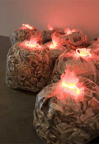 'Junk news' (2006), de Jota Castro.