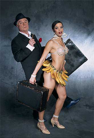 Jérôme Savary y Julie Dossavi, en 'La revista negra'.