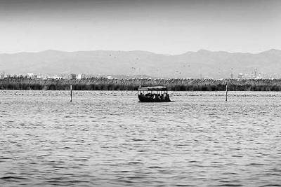 Una barca turística cruza el lago de L'Albufera