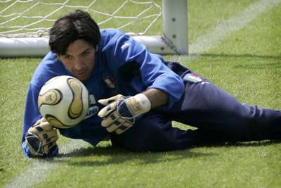 Buffon atrapa el balón en una sesión preparatoria.