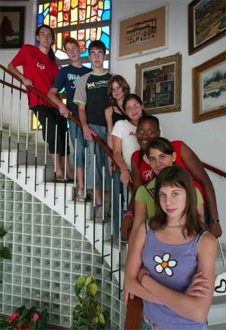 Jóvenes de la comarca de La Selva que han recibido las primeras becas dotadas por Joan Riera.