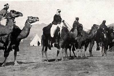 Lawrence de Arabia y parte de su guardia personal, dispuestos a ponerse en marcha para efectuar un  raid  secreto por el desierto.