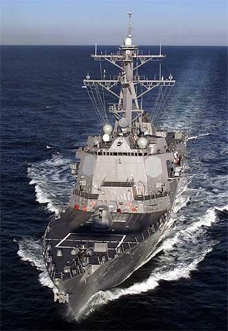 El destructor antimisiles  USS Mustin,  en el golfo Pérsico en abril de 2005.