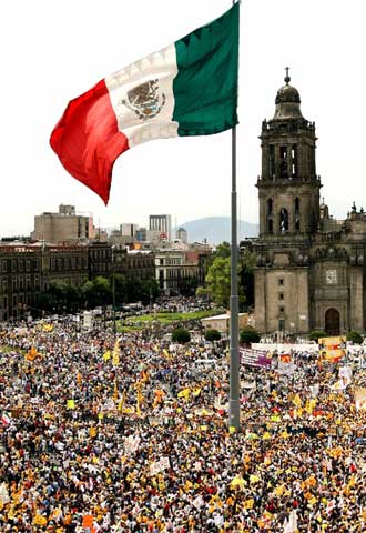 Cientos de miles de seguidores de López Obrador asisten a un mitin en la plaza del Zócalo, en Ciudad de México
