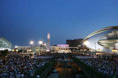 Miles de personas ayer, en la Ciudad de las Ciencias (Valencia), durante la intervención del Papa.