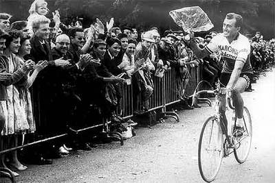 Louison Bobet saluda al público tras una carrera en París.