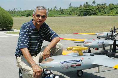 V. Ramanathan, jefe del proyecto, con los aviones robot durante la campaña en Maldivas.